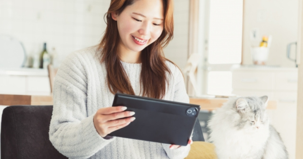 タブレットを使う女性