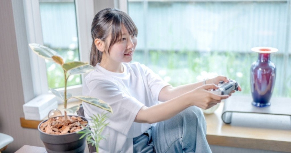 自宅でオンラインゲームをする女性