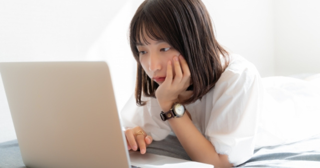ネット回線について悩む女性