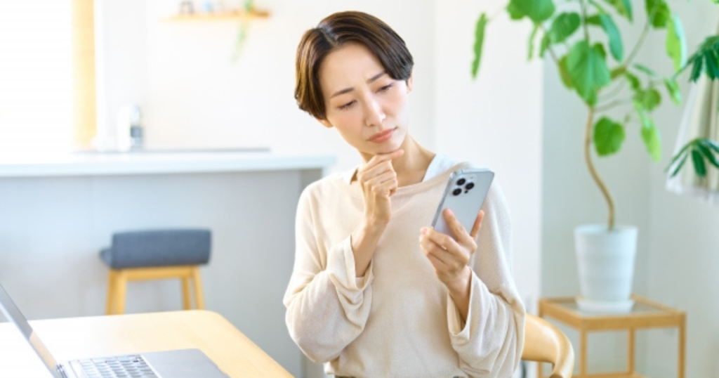 スマホの通信速度に悩む女性